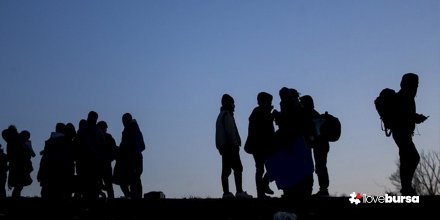 Adana'da kamyonet kasasında göçmen yakalandı.