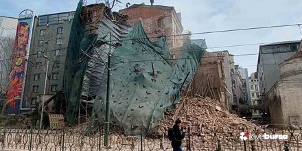 Beyoğlu'nda terk edilmiş binanın çökme riski nedeniyle çevrede güvenlik önlemi alındı