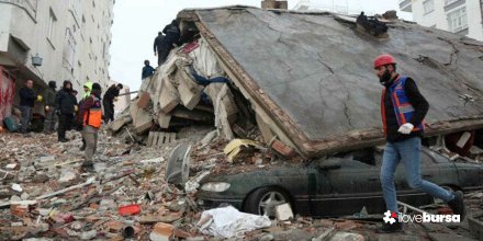 Deprem sonrası hak ihlalleri sürmeye devam ediyor: En az 20 olayda yardım toplayan insanların önüne taş koyuldu.