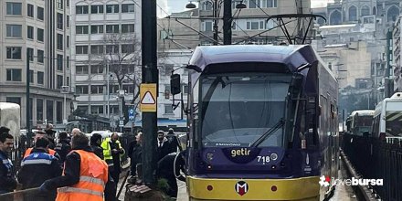 Fatih'te tramvay raydan çıkıp elektrik direğine çarptı