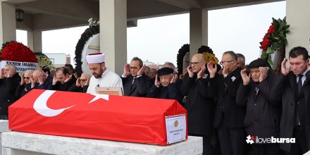 Sabih Kanadoğlu alkışlarla sonsuzluğa uğurlandı.