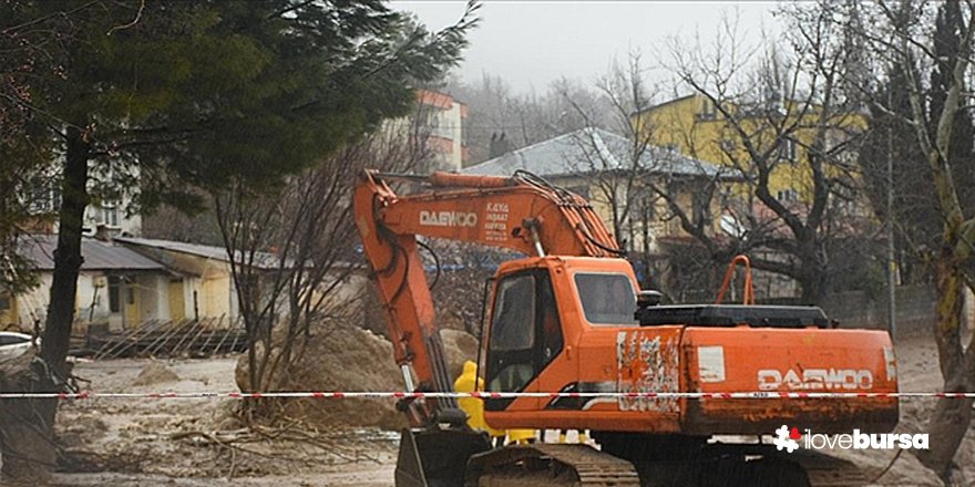 Adıyaman'ın Tut ilçesinde suya kapılan konteyner sonucu: 1 ölü, 4 kayıp!