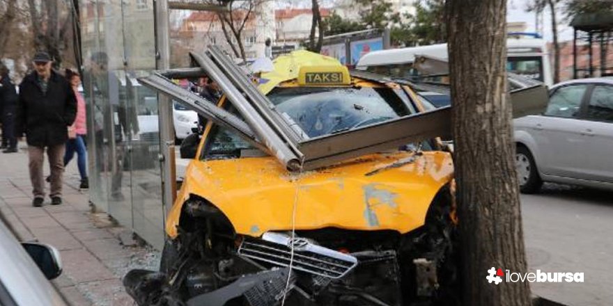Ankara'da bir taksi otobüs durağında bekleyen insanlara çarpması sonucu 7 kişi yaralandı!