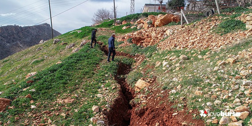 Depremde zemini yaklaşık 1,5 metre kayan mezra tahliye edildi!