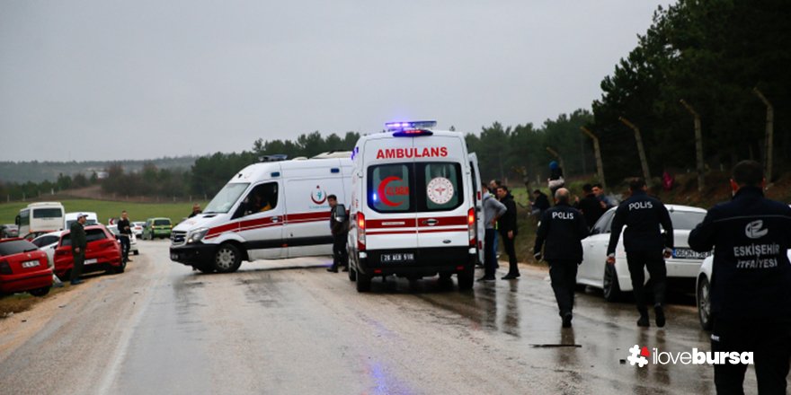 Eskişehir'de zincirleme kaza meydana geldi: 12'si asker 14 yaralı