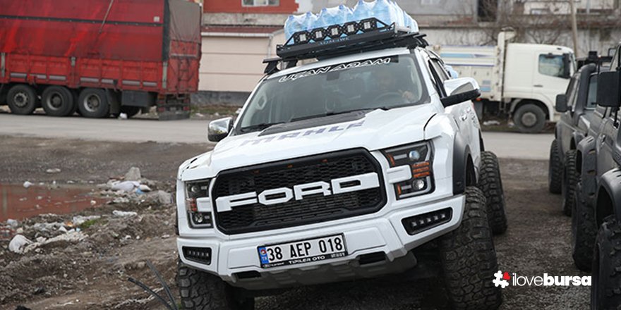 Offroad tutkunları afetzedeler için engebeleri aşıyor